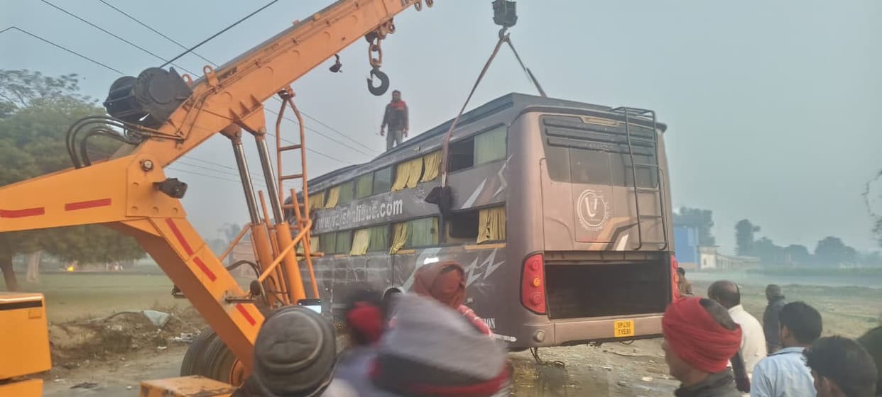 Bahraich: Bus overturned after colliding with an animal, 12 passengers injured in the accident