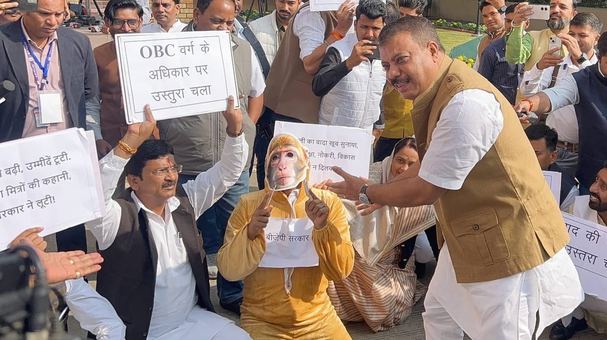 MP Winter Session: Congress staged a unique protest in the Assembly, dressed as a monkey with a razor and shar