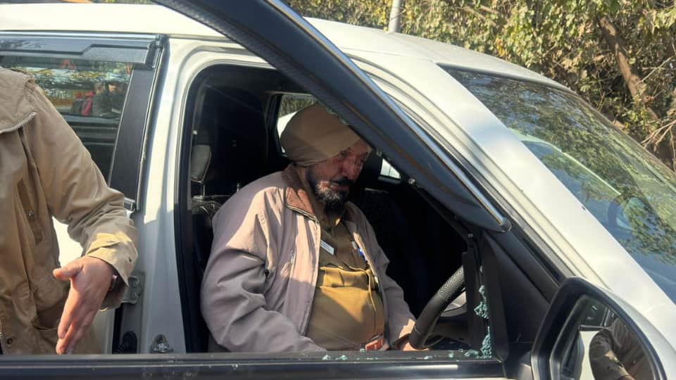 कार में सवार नशे में धुत्त एएसआई।