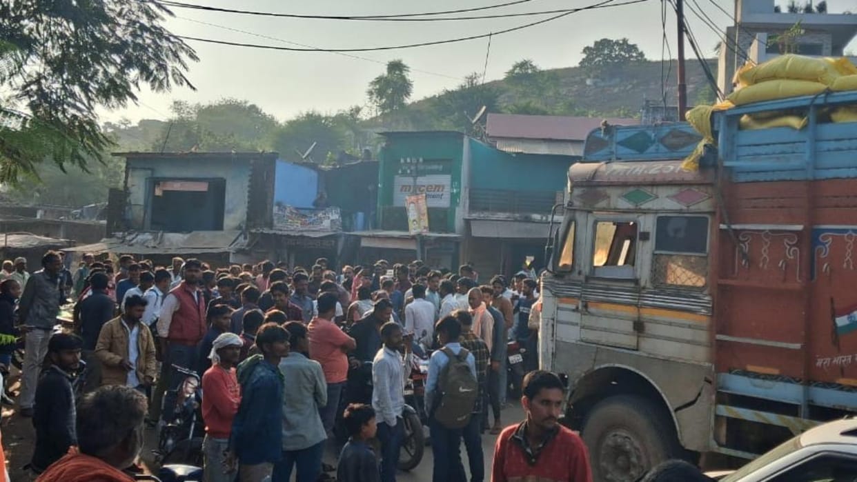 Lalitpur: Farmers block the road by stopping a truck full of fertilizer