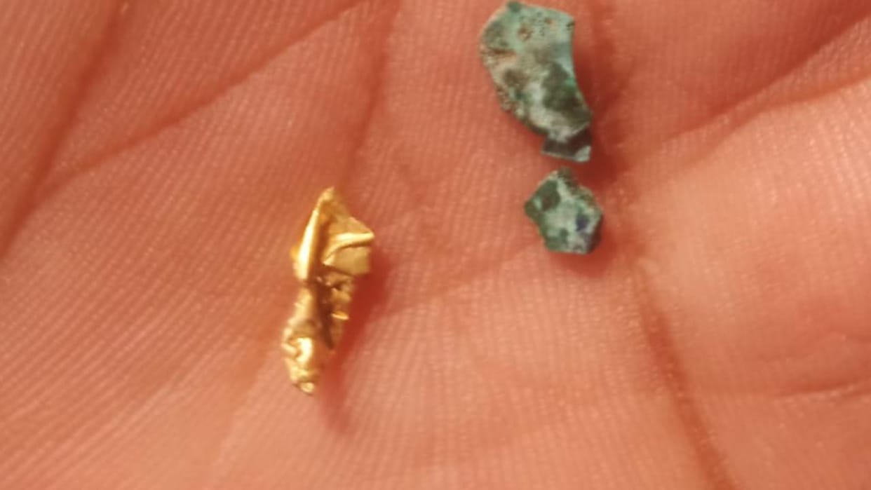 Jhansi: There was a stir due to the news of finding pieces of yellow metal during excavation of soil.