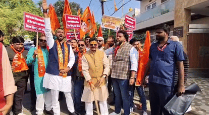 Lucknow: Vishwa Hindu Raksha Parishad burnt effigies of Maulana Madani, Telangana CM and Trinamool leader