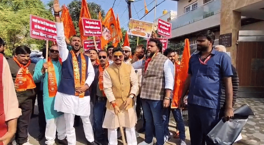 Lucknow: Vishwa Hindu Raksha Parishad burnt effigies of Maulana Madani, Telangana CM and Trinamool leader
