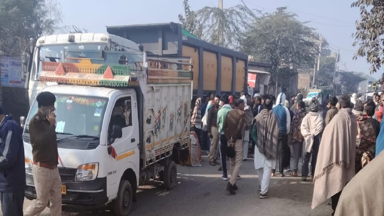 Jhajjar: Woman dies after being hit by a trolley, angry villagers block Chhuchhakwas-Dadri road