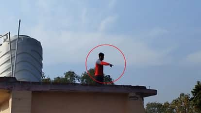 Moradabad: Young man climbs building They demanding bribes for work, agreeing if my death benefits others