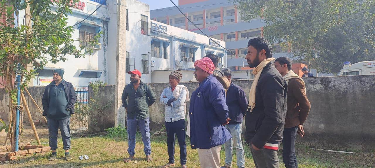 पीएम हाउस के बाहर परिजन