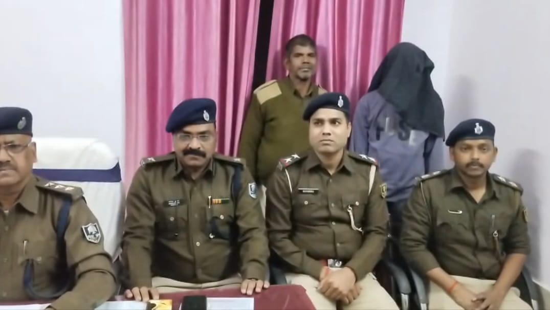 पुलिस की गिरफ्त में आरोपी