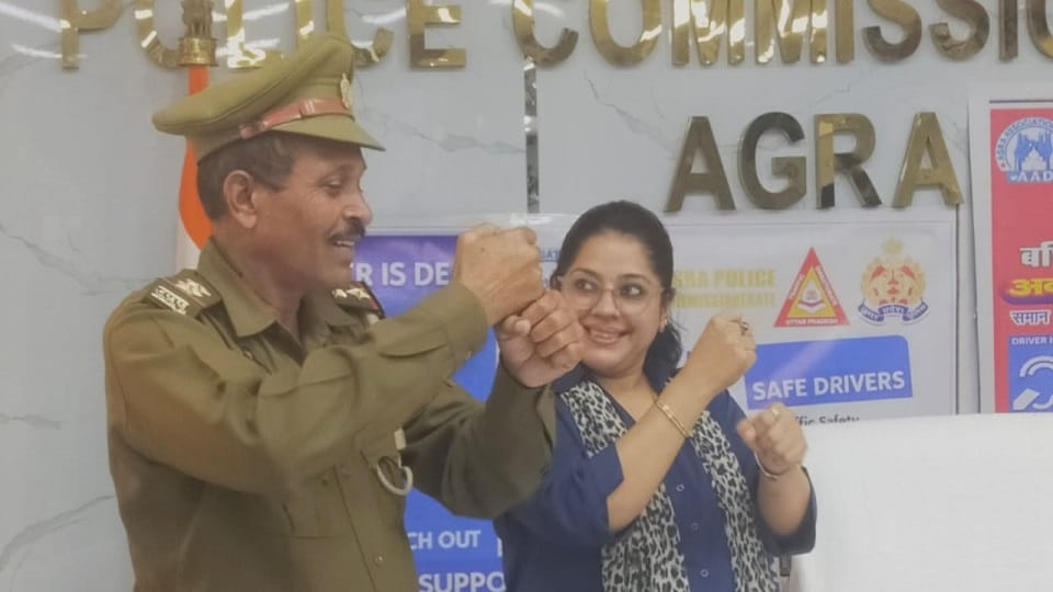 Agra Traffic Police Trained in Sign Language to Assist Deaf Drivers on Roads
