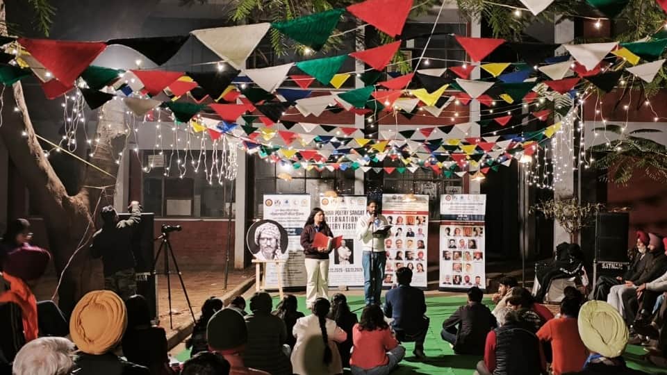 पटियाला की पंजाबी यूनिवर्सिटी में चेयर पोएट्री संगत अंतरराष्ट्रीय कविता उत्सव में कविता पढ़ते कवि।