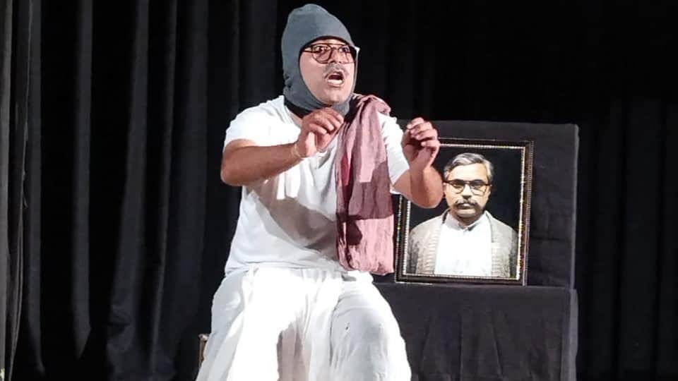 पटियाला की पंजाबी यूनिवर्सिटी में मंचित नाटक पीढ़ी दर पीढ़ी में अभिनय करते कलाकार।