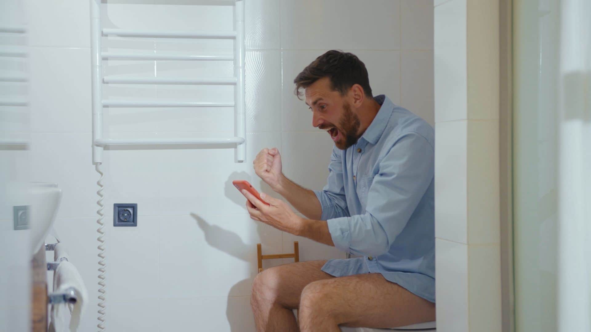 Health Tips Using Phone in Bathroom Increases Risk of Disease, Study Reveals