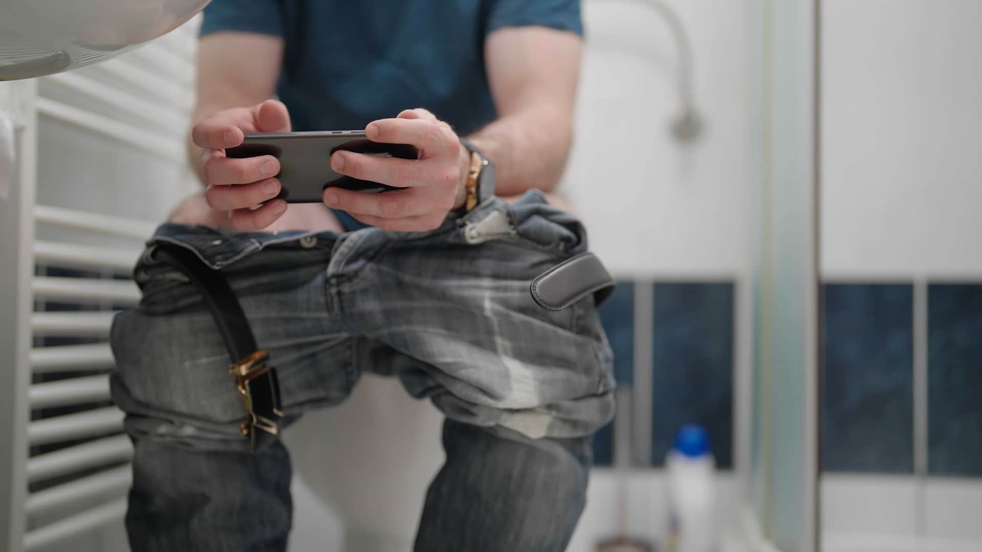 Health Tips Using Phone in Bathroom Increases Risk of Disease, Study Reveals