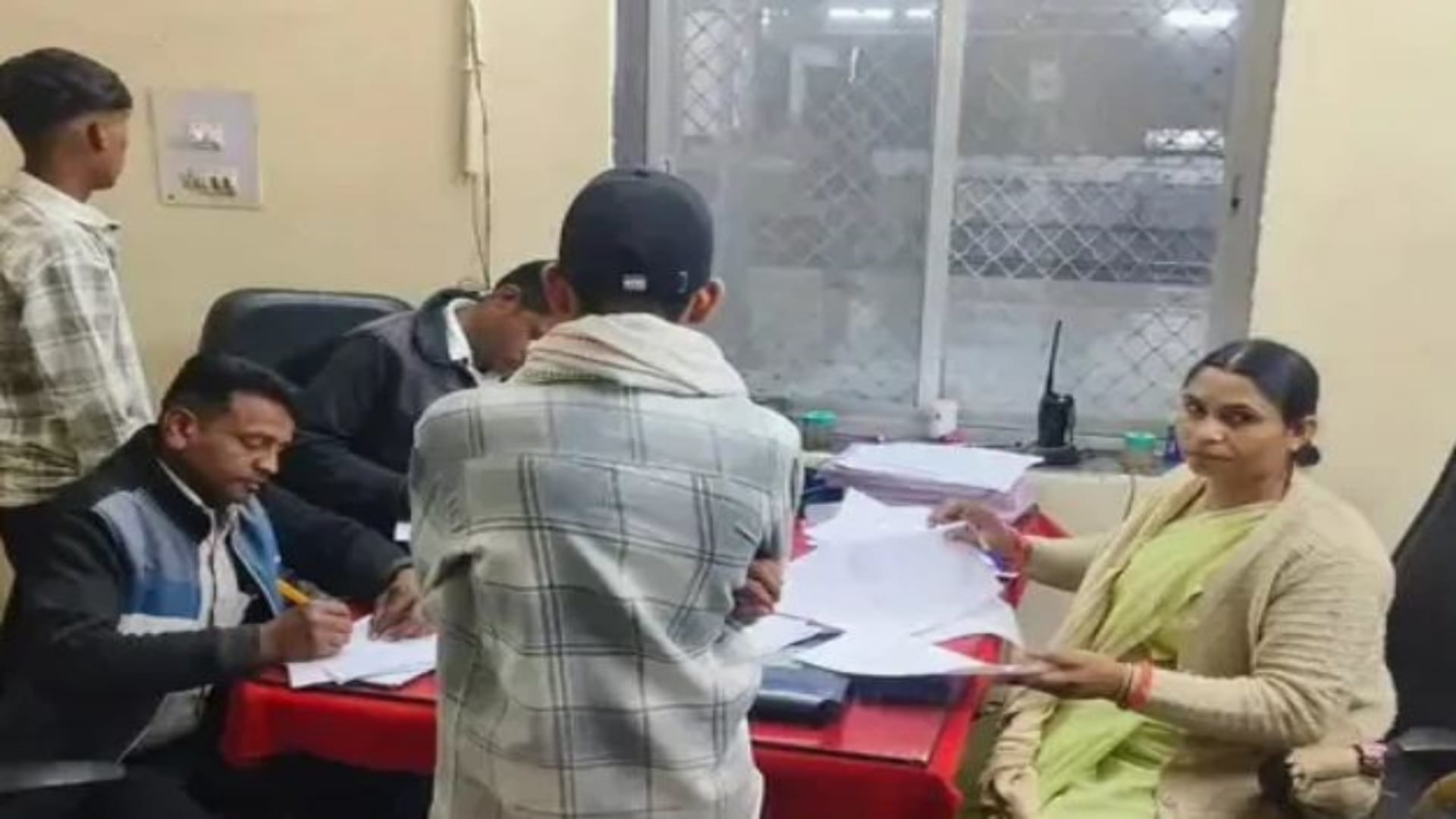 बाल श्रम के लिए ले जाए जा रहे बच्चों की जानकारी देते चाइल्ड लाइन प्रभारी