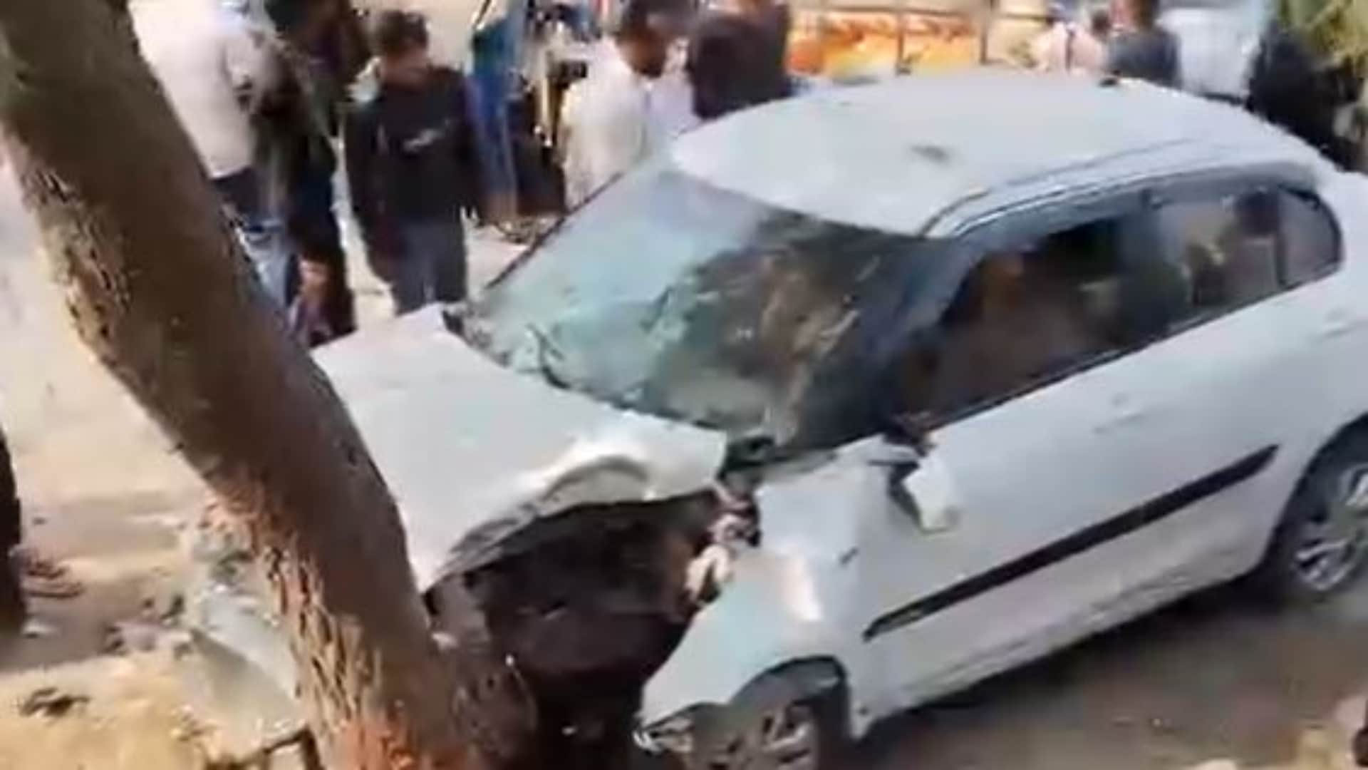 मनरेगा श्रमिकों को कुचलने के बाद पेड़ से टकराई तेज रफ्तार कार