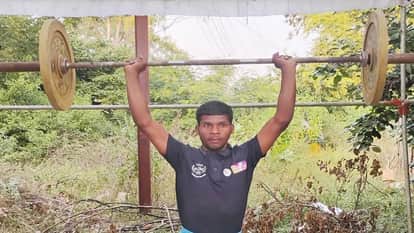 Rakesh Churendra won the first place in the Bastar Olympics by lifting 65 kg