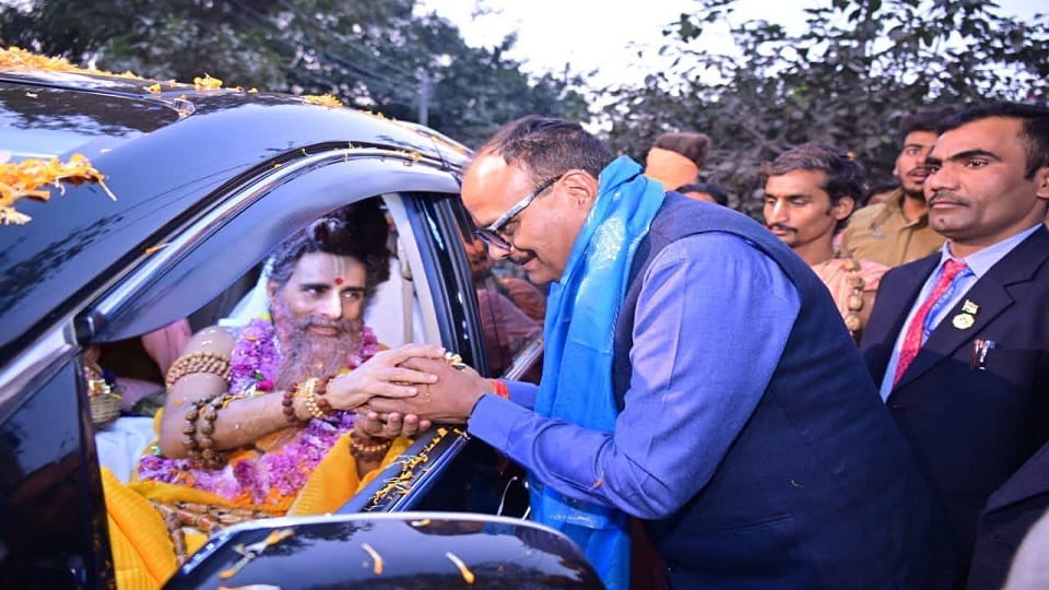 Deputy CM Brajesh Pathak met Riteshwar Maharaj in Vrindavan