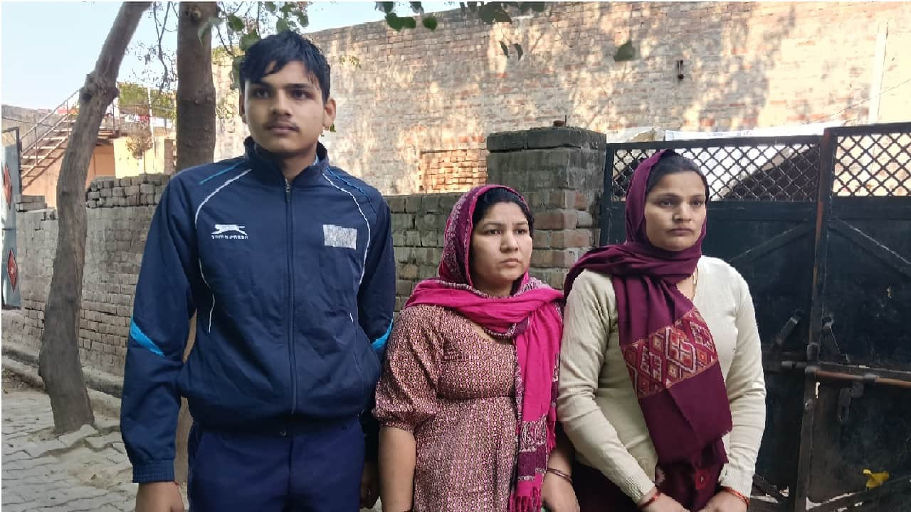 Psycho Killer Poonam is an MA graduate and claims to be possessed by a young man