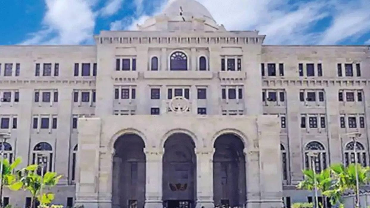 UP: 11 secretariat service officers relieved from their duties for not attending their transfer locations