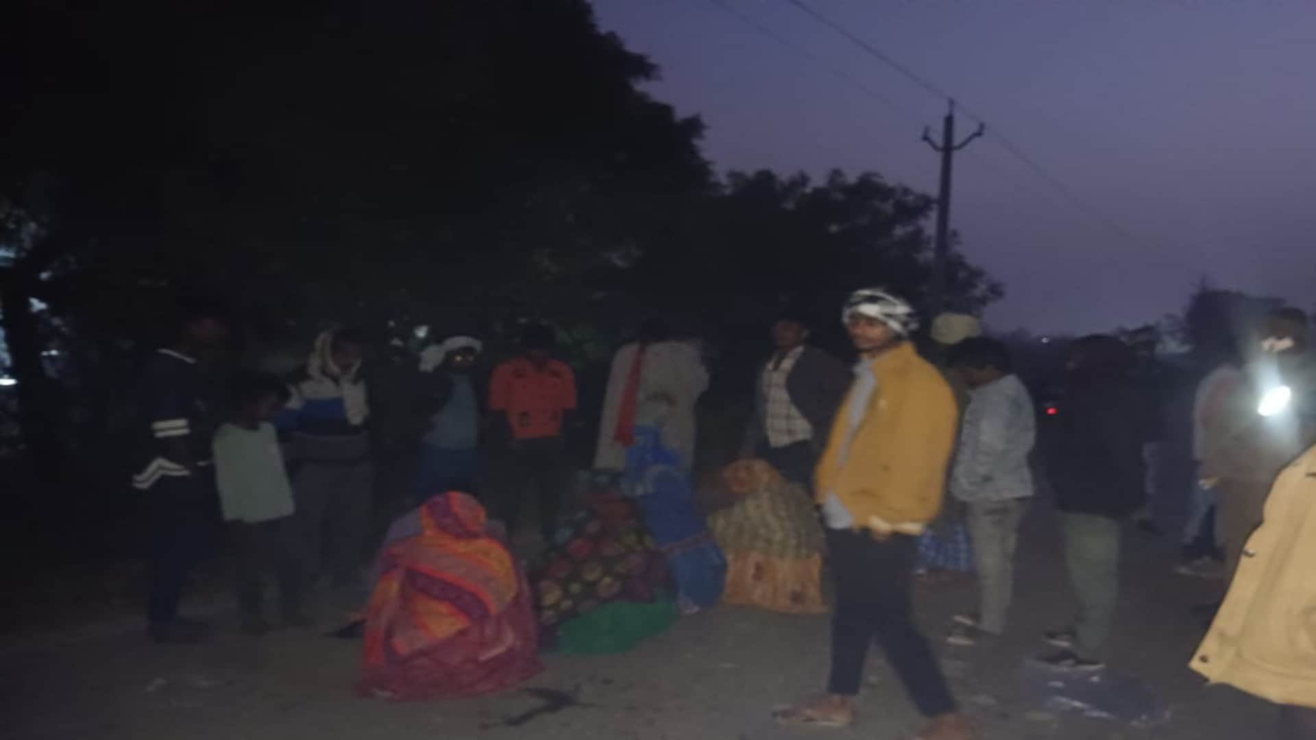 सड़क हादसे के बाद मौके पर जुटी भीड़।