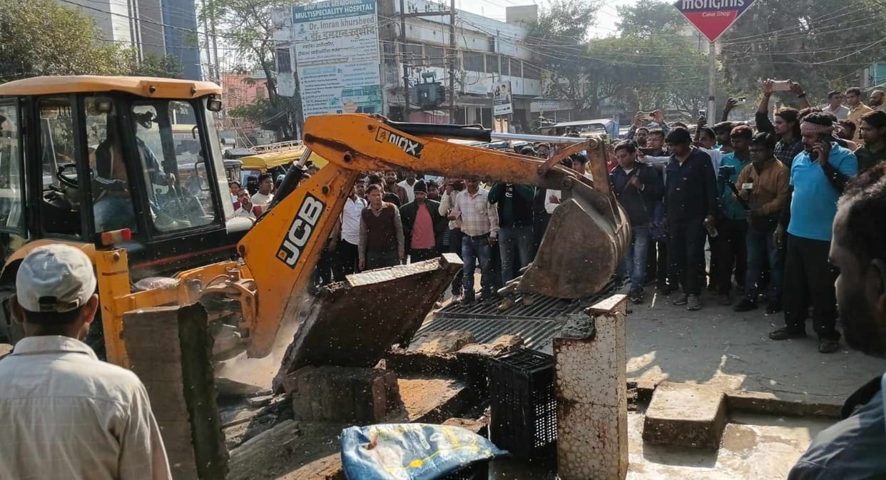 siwan anti encroachment drive hospital road doctor colony fine collection 63000 rupees
