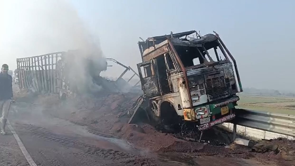 trailer collided from behind with a trailer parked in Charkhi-Dadri: Both vehicles caught fire