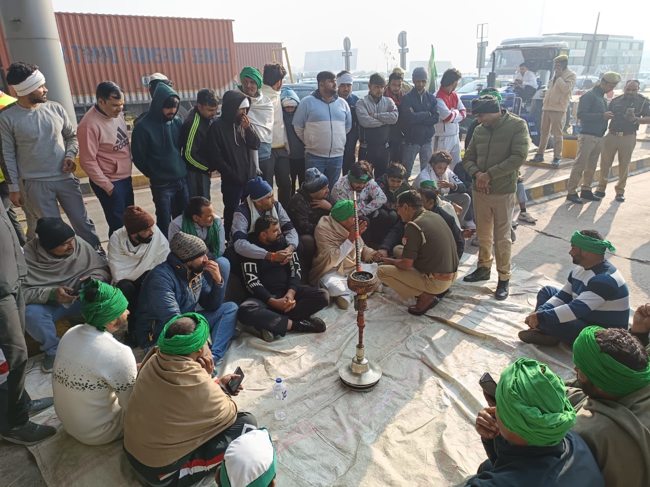 BKU Protest at Kashi Toll Plaza: Toll Lanes Freed After Alleged Misbehavior with Farmers