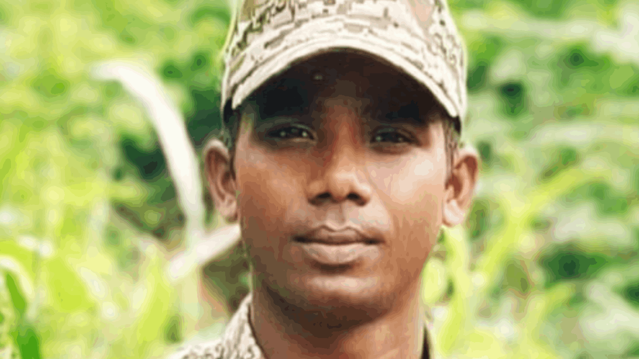 आरक्षक का शव जंगल में पेड़ से लटका मिला