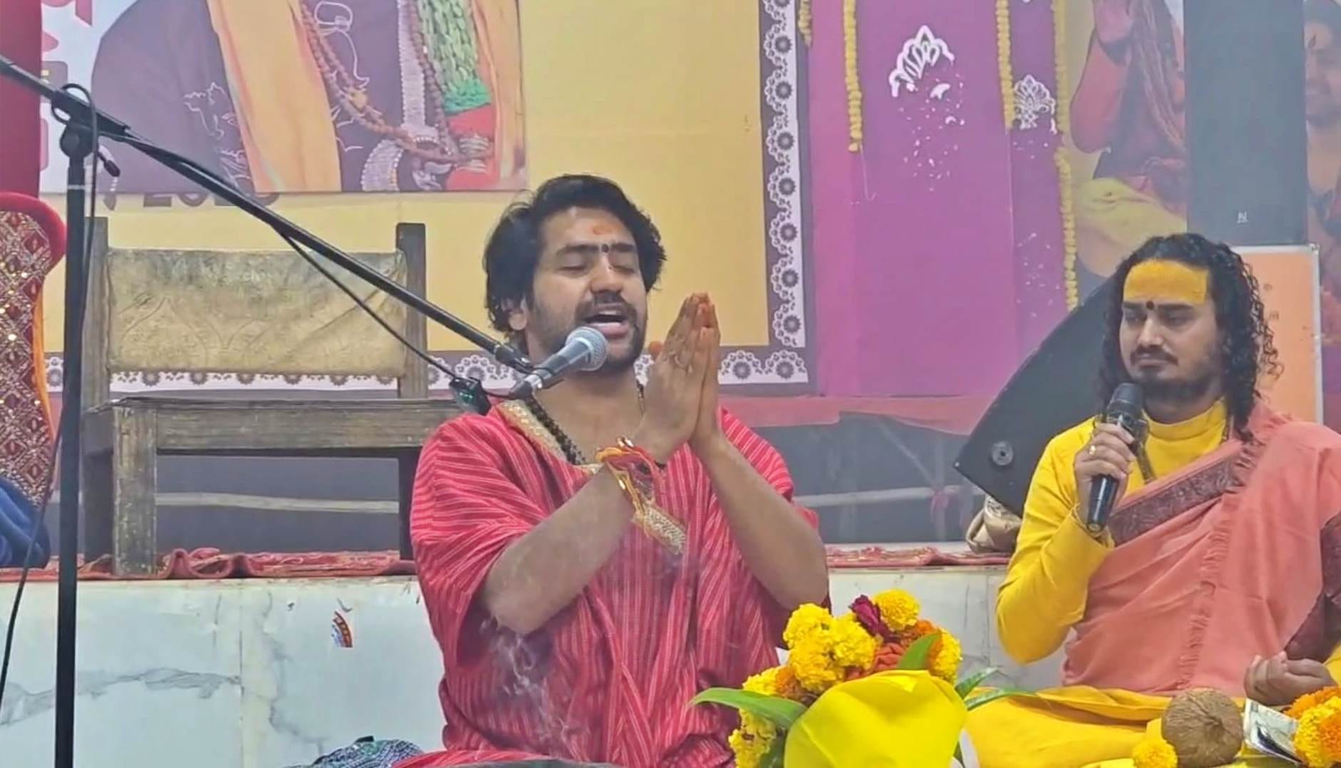 बागेश्वर धाम में पूजन करते पंडित धीरेंद्र शास्त्री।