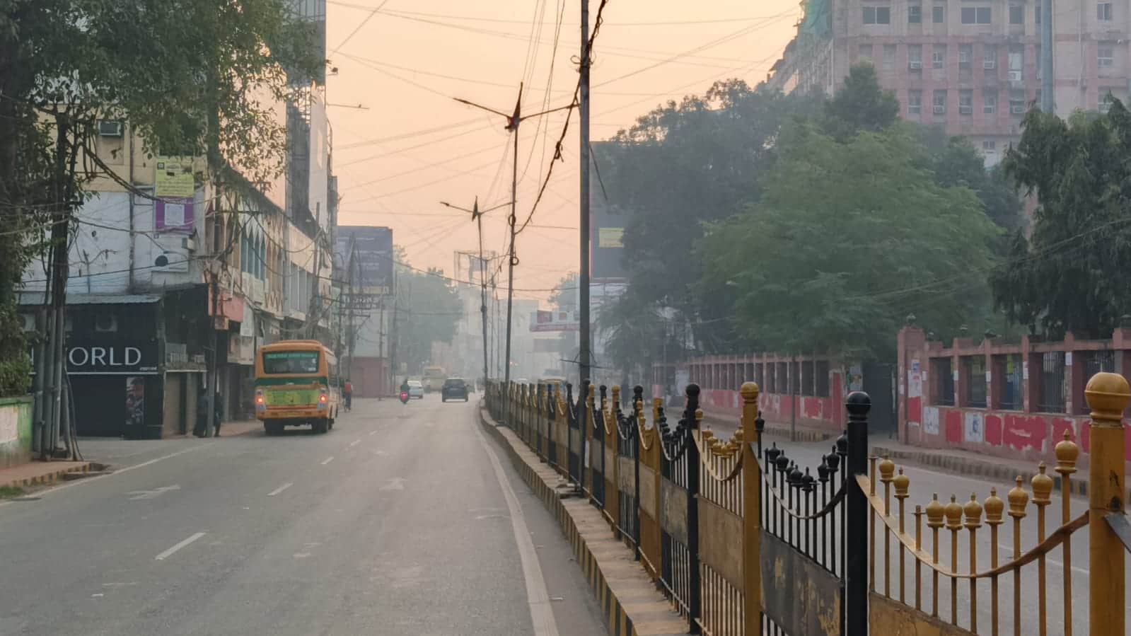 पटना में सुबह हल्का कोहरा देखने को मिला।