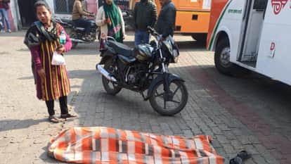 passenger suddenly fell to the ground at the roadways bus stand and dies in Bareilly