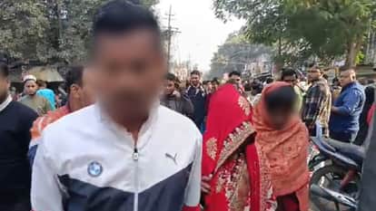 relative caught a girl with her boyfriend at the Collectorate gate in Bareilly