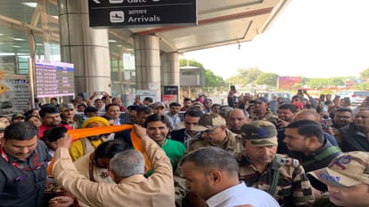 जयपुर ए यरपोर्ट पर बाबा धीरेंद्र शास्त्री का स्वागत करते लोग