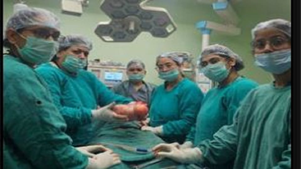 Agra’s SN Medical College Removes 1.5 kg Fibroid Without Hysterectomy Patient Can Now Conceive