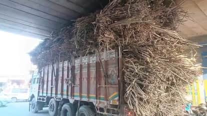 Shamli: Overloaded sugarcane truck stuck under the flyover, jam on the highway for hours, passengers stranded