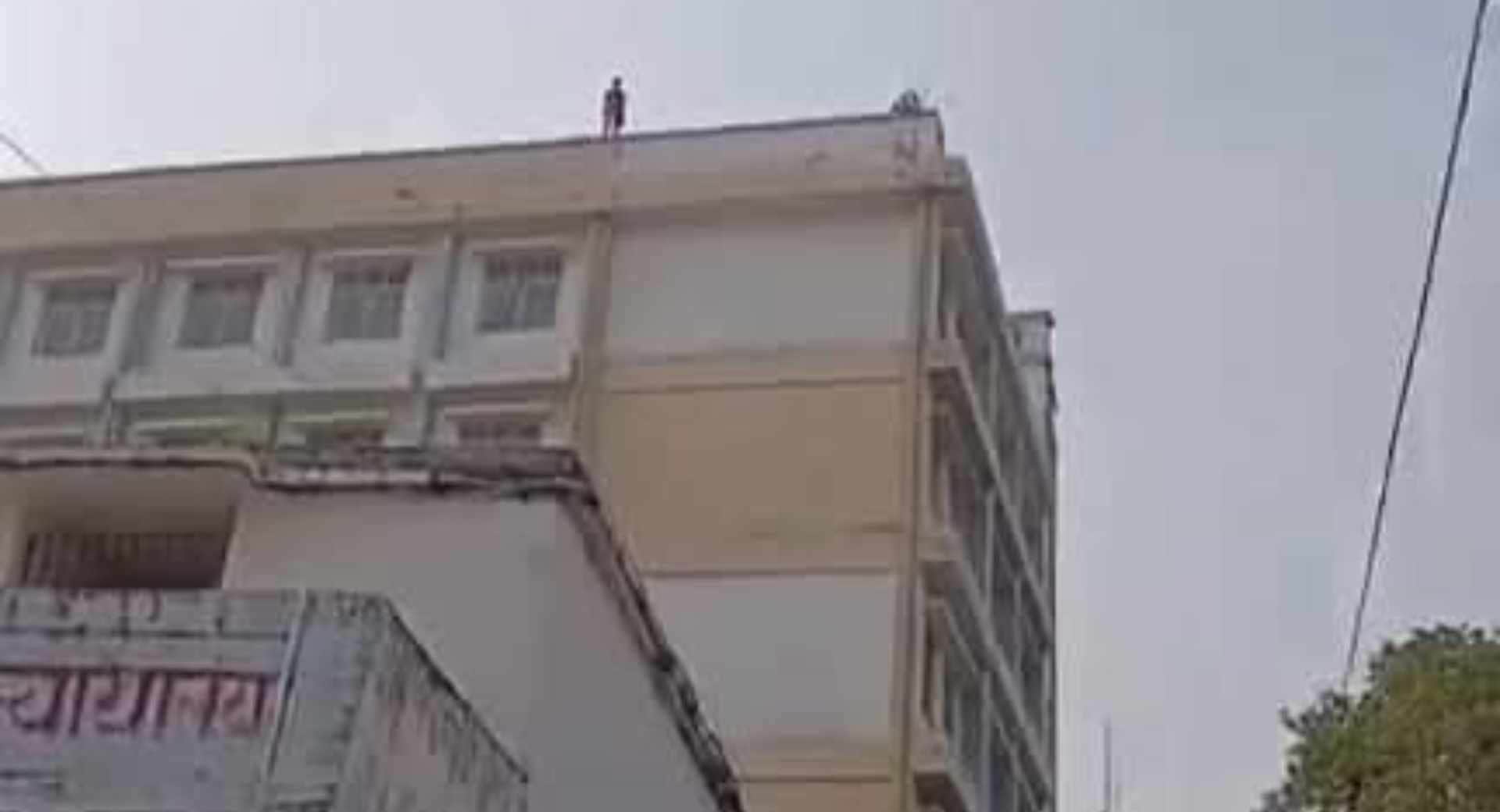 गोपालगंज कोर्ट की छत पर चढ़ी युवती