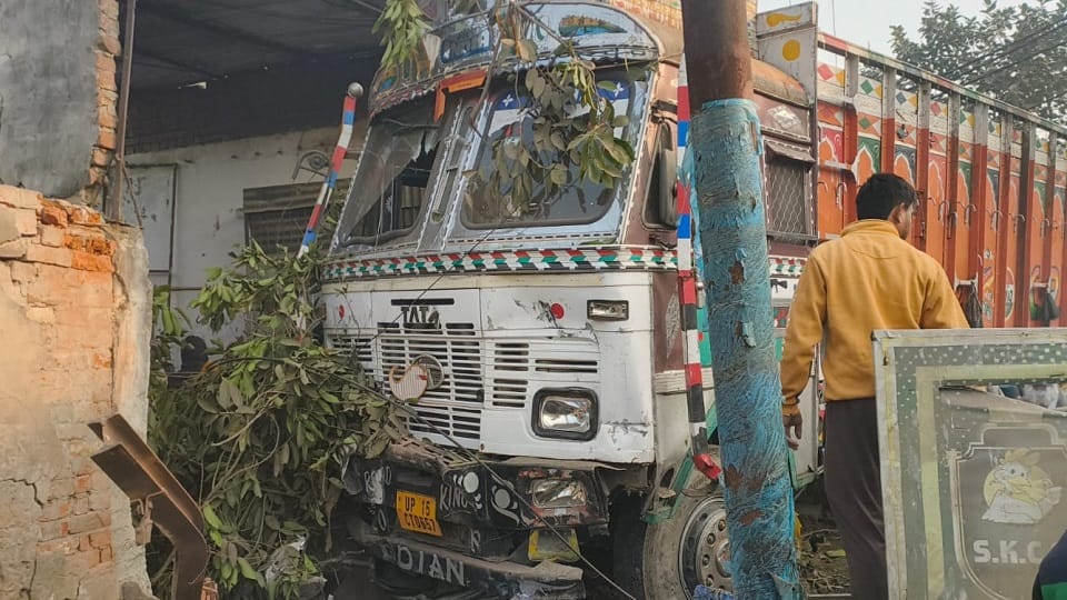 Muzaffarnagar: Truck rams into warehouse, young man dies after being hit..., another dies on railway track