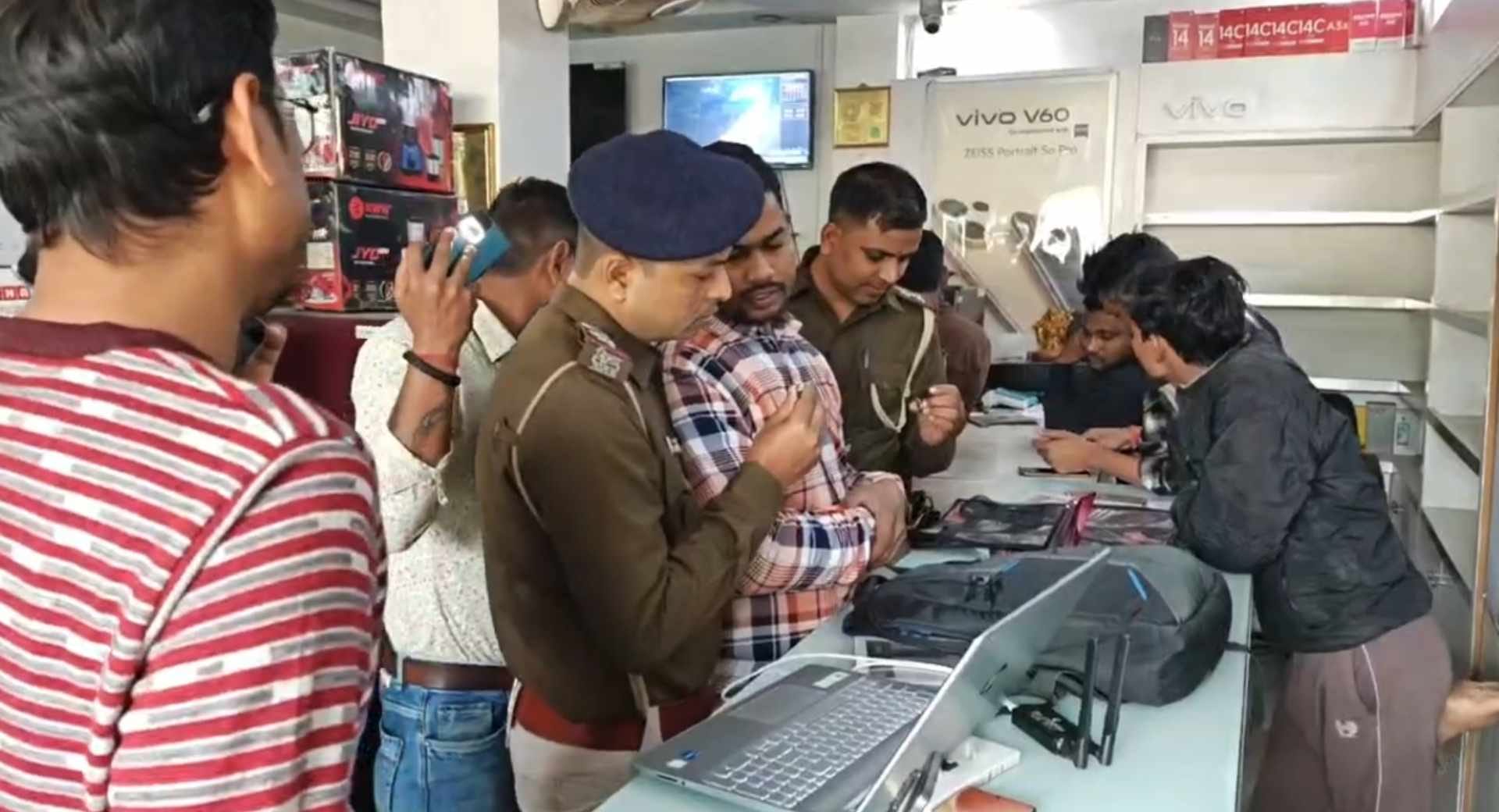 जांच करती पुलिस