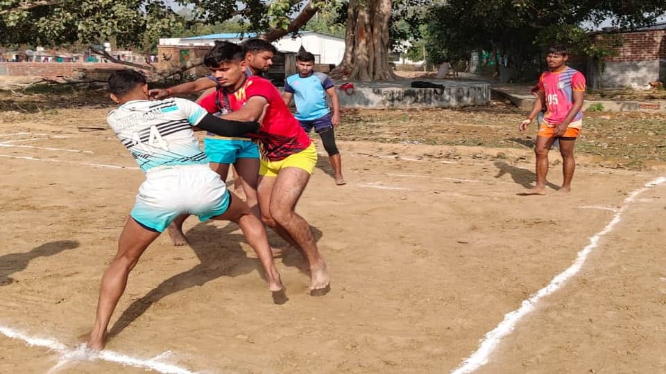 कबड्डी प्रतियोगिता में प्रतिभाग करते खिलाड़ी