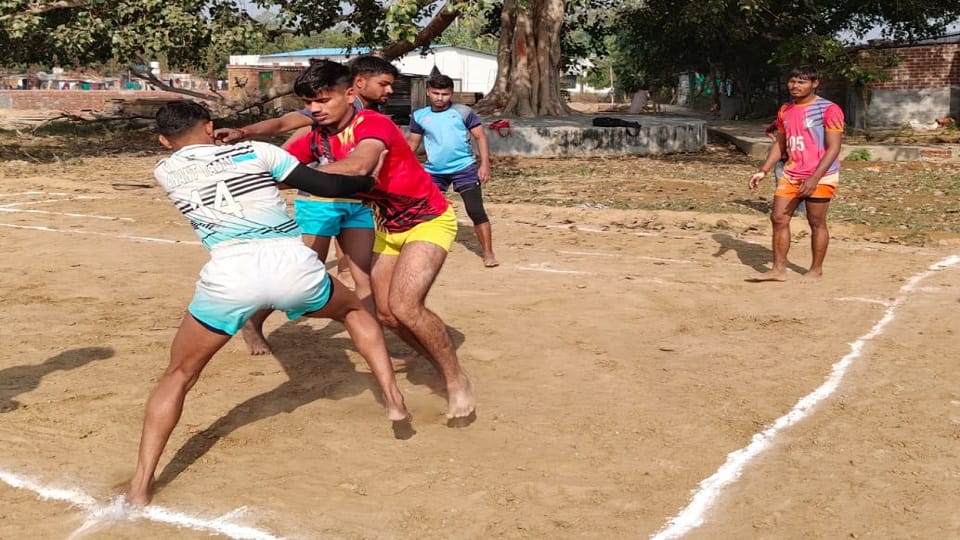 कबड्डी प्रतियोगिता में प्रतिभाग करते खिलाड़ी