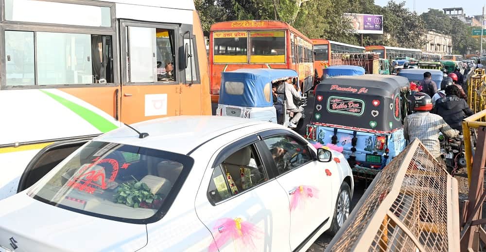 Kanpur Traffic jam at Jhakarkati due to the arbitrary behavior of bus drivers ambulance also stuck