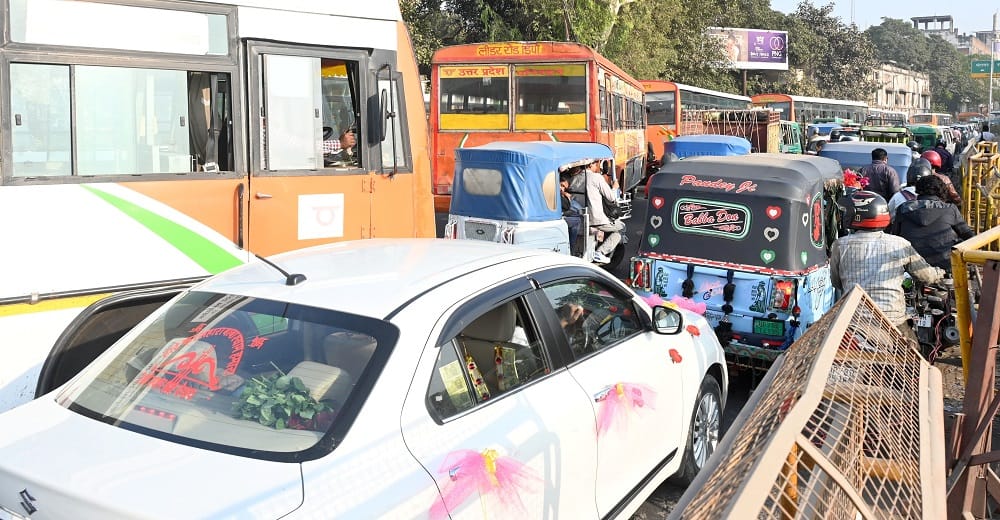 Kanpur Traffic jam at Jhakarkati due to the arbitrary behavior of bus drivers ambulance also stuck