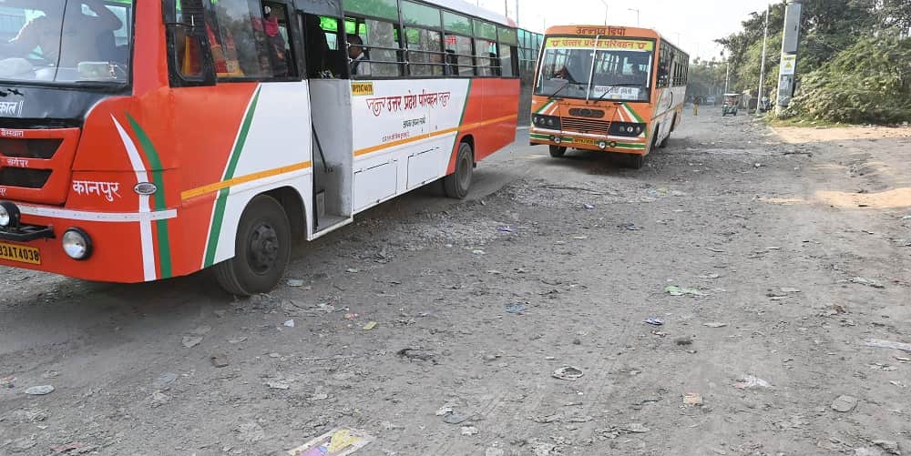 Kanpur Traffic jam at Jhakarkati due to the arbitrary behavior of bus drivers ambulance also stuck