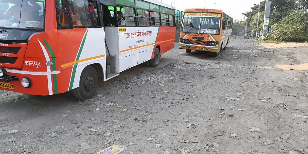 Kanpur Traffic jam at Jhakarkati due to the arbitrary behavior of bus drivers ambulance also stuck