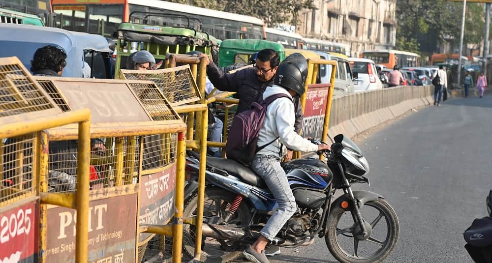 Kanpur Traffic jam at Jhakarkati due to the arbitrary behavior of bus drivers ambulance also stuck