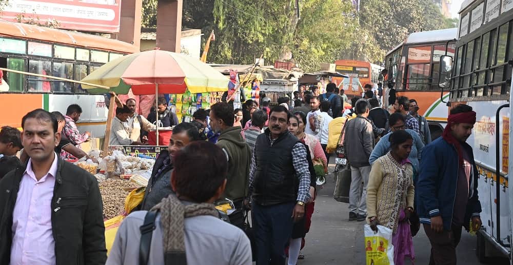 Kanpur Traffic jam at Jhakarkati due to the arbitrary behavior of bus drivers ambulance also stuck