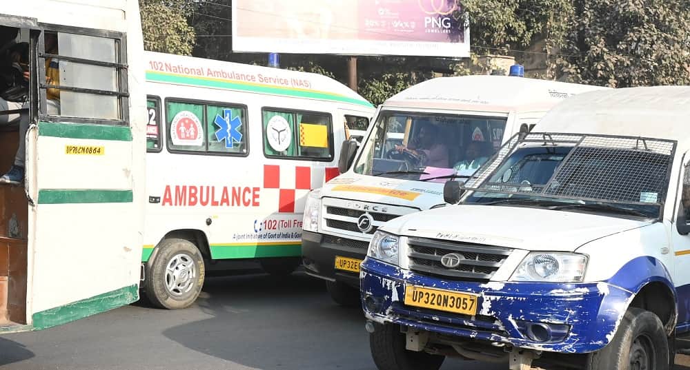 Kanpur Traffic jam at Jhakarkati due to the arbitrary behavior of bus drivers ambulance also stuck