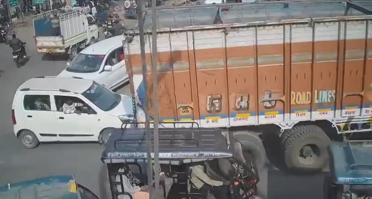 Hardoi A truck hit the police outpost incharge but no action was taken against the driver