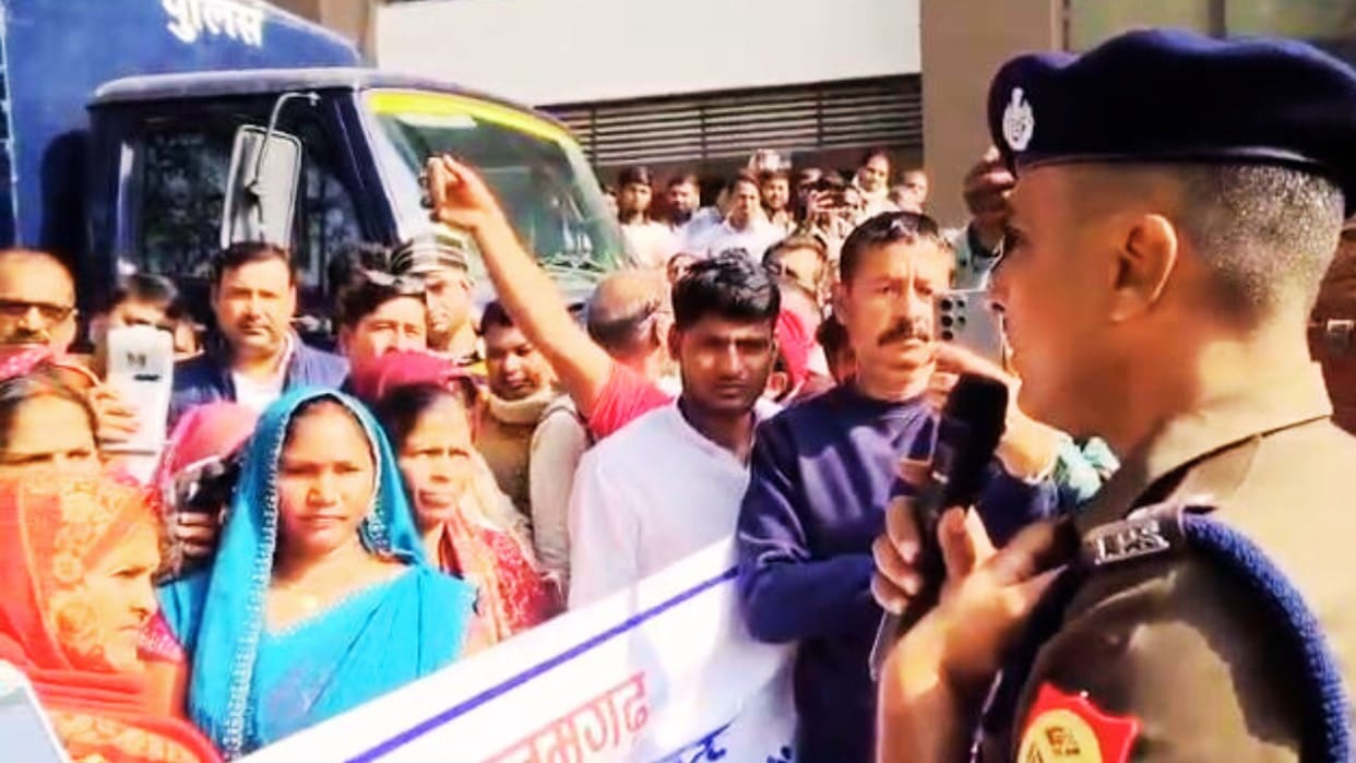 Azamgarh SP taught lesson in discipline to ration shop owners who were staging protest