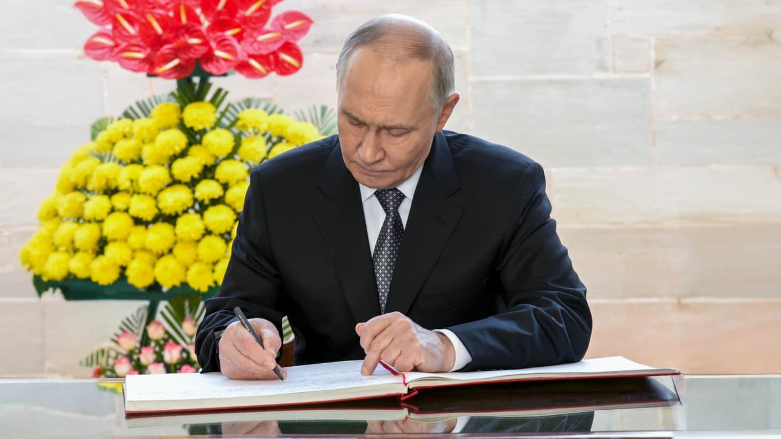 Mahatma Gandhi anticipated new, more just multipolar world taking shape now: Putin at Rajghat