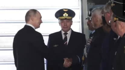 मॉस्को के लिए रवाना होते हुए पुतिन